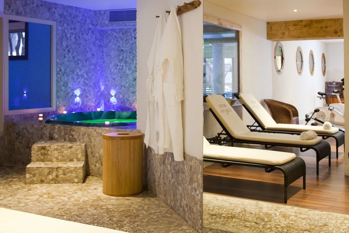 Imagen de la piscina del Hotel Beaulieu, Les Tollets. Foto 19