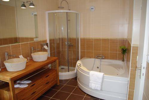 Imagen de la habitación del Hotel Beauséjour, Vic-sur-Cere. Foto 16