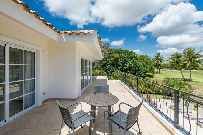 Imagen general del Hotel Beautiful 5-bdr 2 Levels Villa for Rent in Punta Cana - Golf Front With Pool Jacuzzi Maid. Foto 6