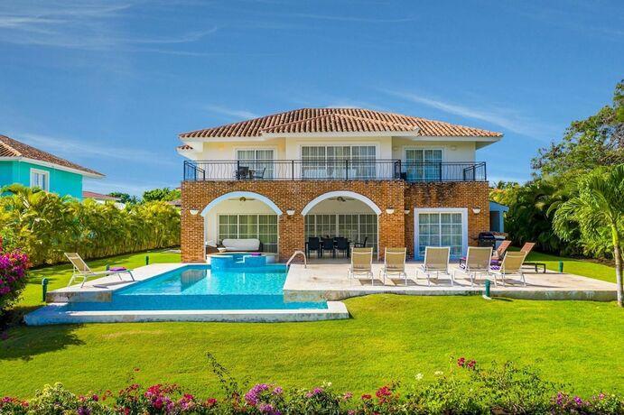 Imagen general del Hotel Beautiful 5-bdr 2 Levels Villa for Rent in Punta Cana - Golf Front With Pool Jacuzzi Maid. Foto 7