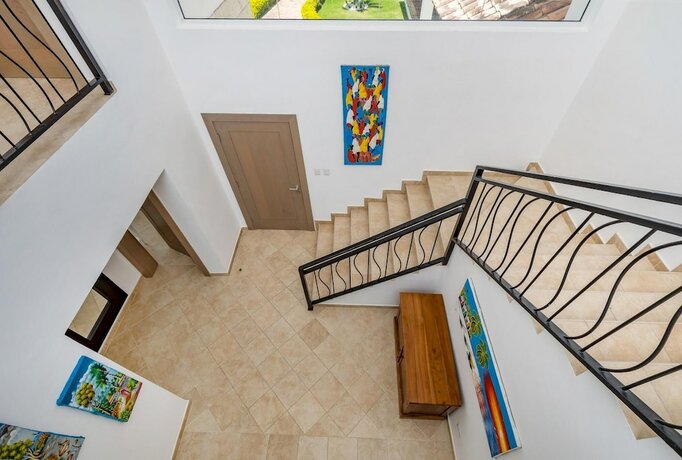 Imagen general del Hotel Beautiful 5-bdr 2 Levels Villa for Rent in Punta Cana - Golf Front With Pool Jacuzzi Maid. Foto 8