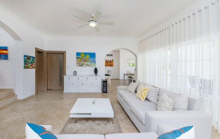 Imagen general del Hotel Beautiful 5-bdr 2 Levels Villa for Rent in Punta Cana - Golf Front With Pool Jacuzzi Maid. Foto 9