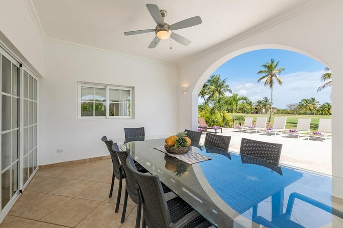 Imagen general del Hotel Beautiful 5-bdr 2 Levels Villa for Rent in Punta Cana - Golf Front With Pool Jacuzzi Maid. Foto 12