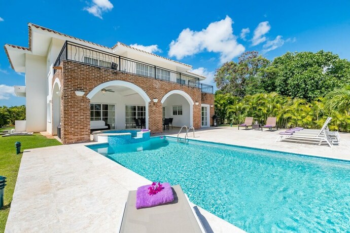 Imagen general del Hotel Beautiful 5-bdr 2 Levels Villa for Rent in Punta Cana - Golf Front With Pool Jacuzzi Maid. Foto 14