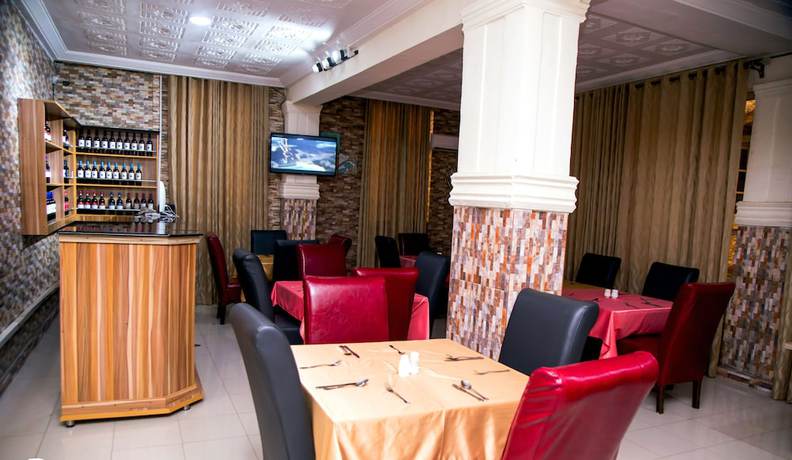 Imagen del bar/restaurante del Hotel Beck Flo and Suites Ent. Foto 2