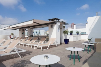 Imagen de la piscina del Hotel Becquer. Foto 14