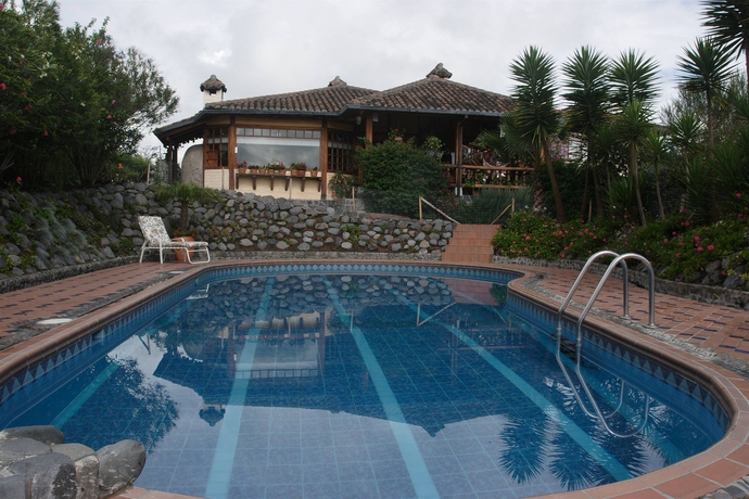 Imagen de la piscina del Hotel Bed And Breakfast Tumbaco. Foto 5