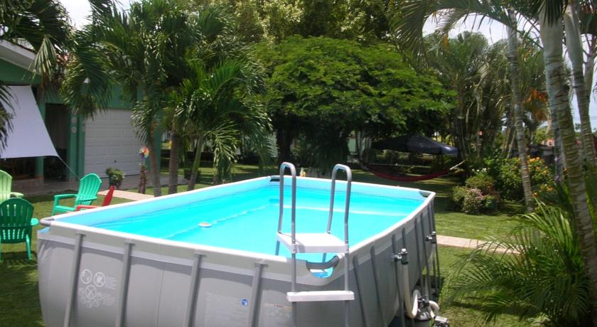 Imagen de la piscina del Hotel Bed and Breakfast Little Italy. Foto 13