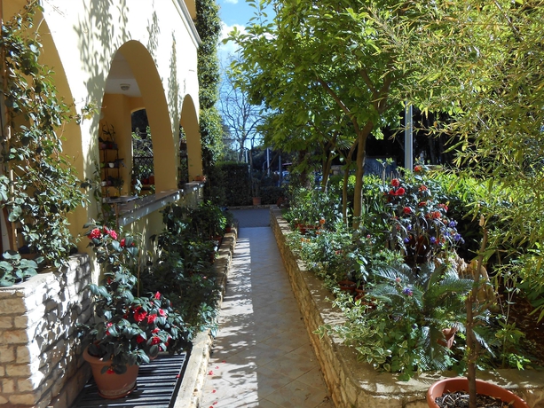 Imagen de los exteriores del Hotel Bed and Breakfast Vila Kristina. Foto 15
