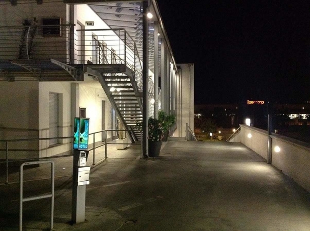 Imagen de los exteriores del Hotel Bed and Business. Foto 16