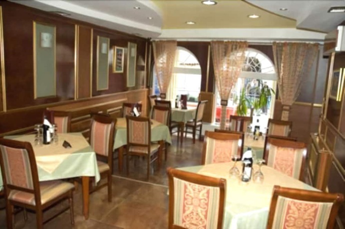 Imagen del bar/restaurante del Hotel Begolli. Foto 2