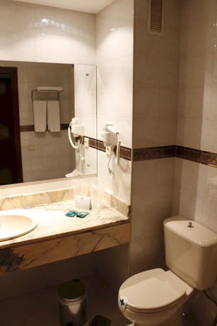 Imagen de la habitación del Hotel Begoña Centro. Foto 9