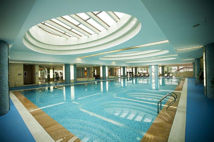 Imagen de la piscina del Hotel Beijing Kuntai Royal. Foto 12
