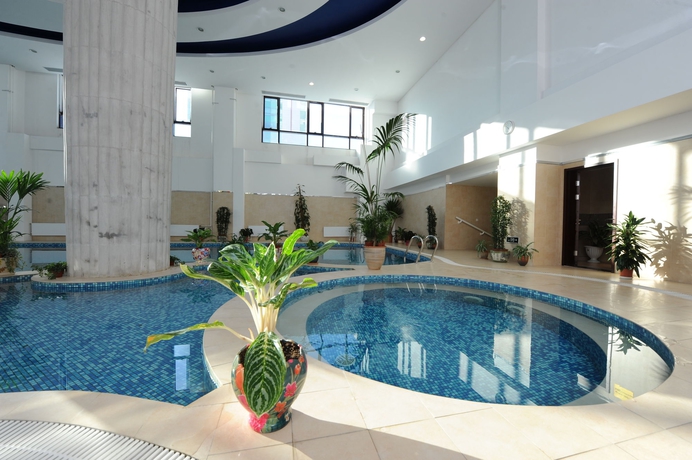 Imagen de la piscina del Hotel Beijing Palace Soluxe Astana. Foto 14