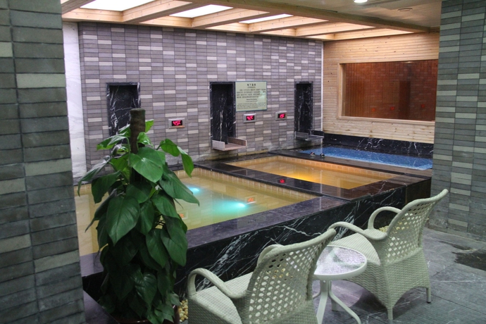 Imagen de la piscina del Hotel Beijing Xinqiao. Foto 15