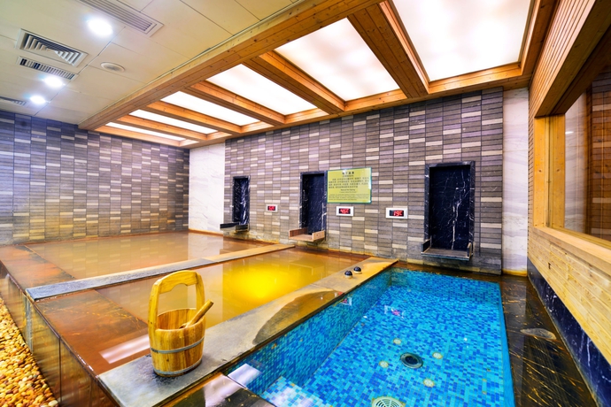 Imagen de la piscina del Hotel Beijing Xinqiao. Foto 16