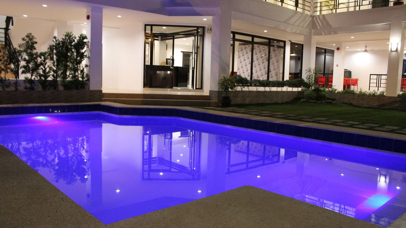 Imagen de la piscina del Hotel Be-ing Suites. Foto 14