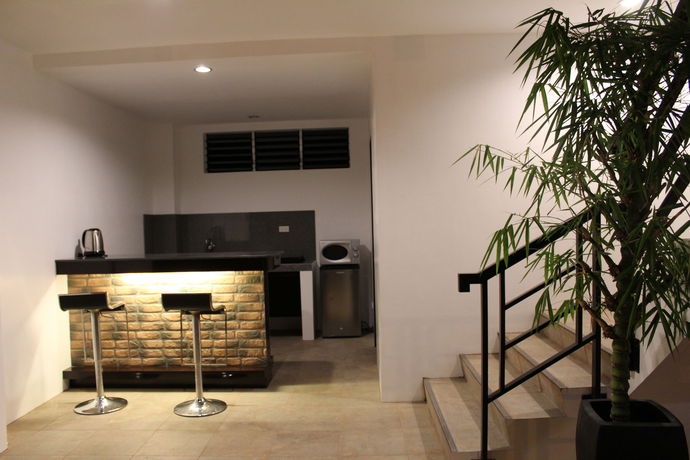 Imagen de la piscina del Hotel Be-ing Suites. Foto 15