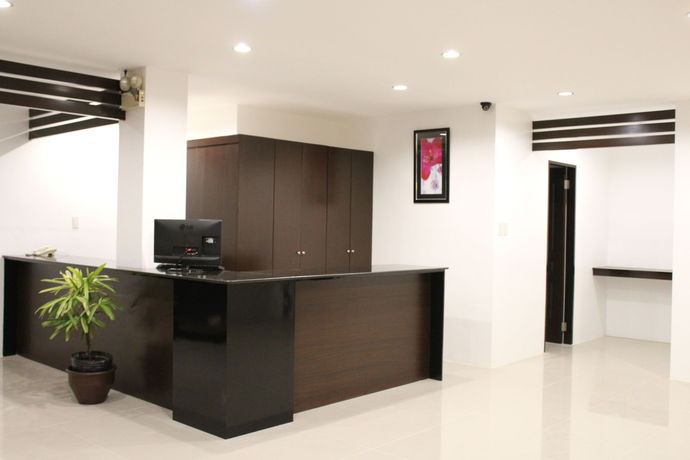 Imagen de la piscina del Hotel Be-ing Suites. Foto 16