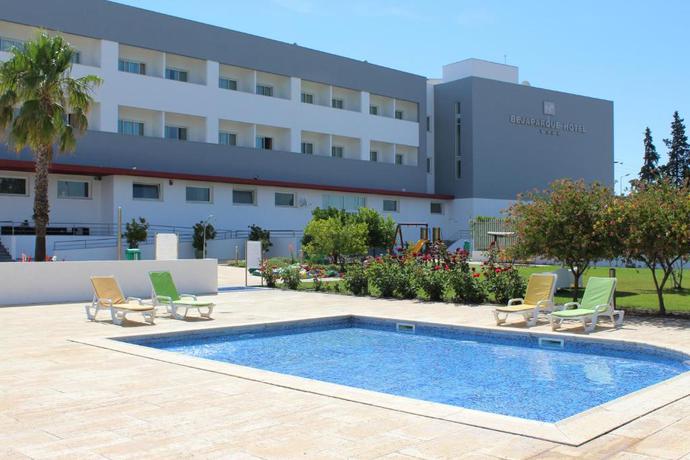 Imagen de la piscina del Hotel Bejaparque. Foto 15