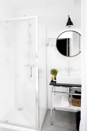 Imagen de la habitación del Hotel Bel Ami, Pacy-sur-Eure. Foto 9