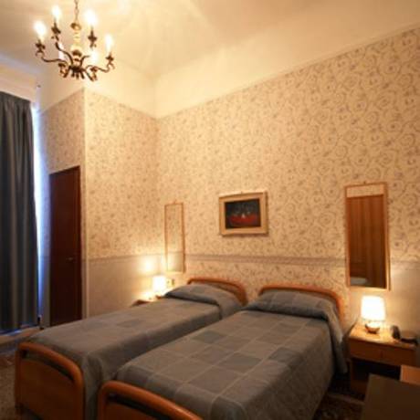 Imagen de la habitación del Hotel Bel Soggiorno, Génova. Foto 4