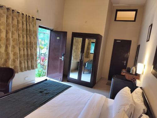Imagen de la habitación del Hotel Bel-La Monde Jim Corbett. Foto 20