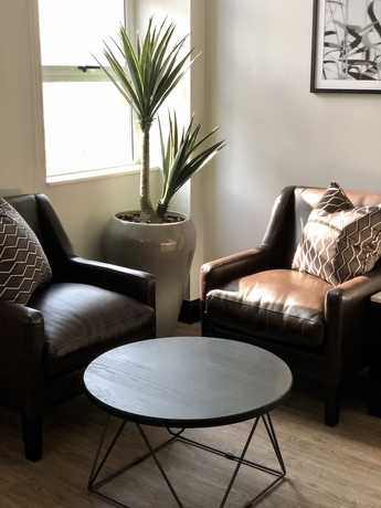 Imagen de la habitación del Hotel Belaire Suites. Foto 14