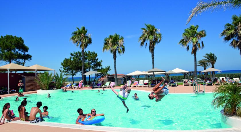 Imagen de la piscina del Hotel Belambra Clubs Borgo - Residence Pineto. Foto 10