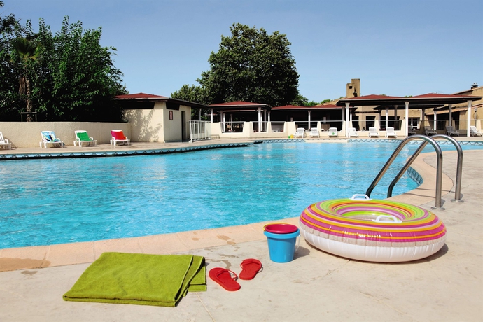 Imagen de la piscina del Hotel Belambra Les Lauriers Roses. Foto 12