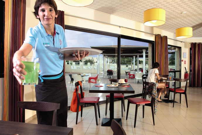 Imagen del bar/restaurante del Hotel Belambra Les Lauriers Roses. Foto 2