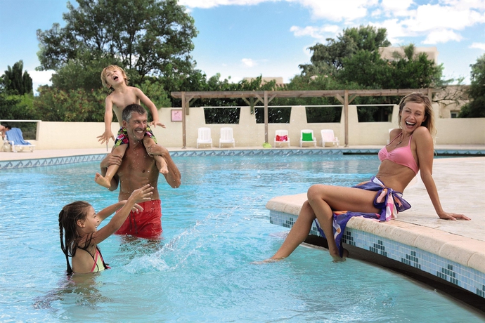 Imagen de la piscina del Hotel Belambra Les Lauriers Roses. Foto 13
