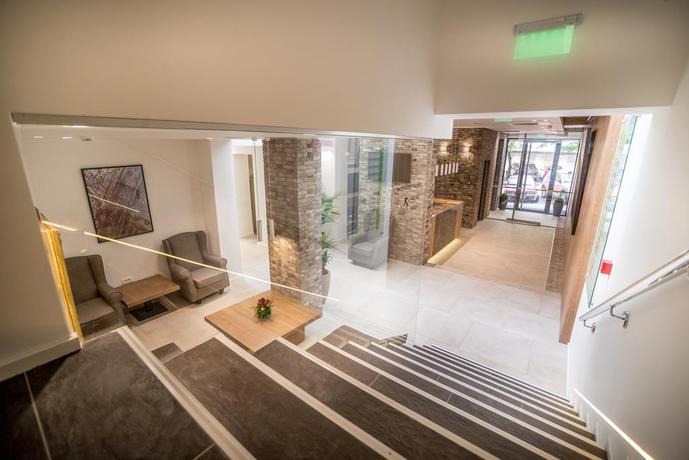 Imagen de los interiores del Hotel Belgrade Inn. Foto 14