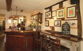 Imagen del bar/restaurante del Hotel Bell Hotel and Inn by Greene King Inns. Foto 2