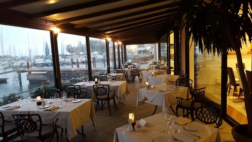 Imagen del bar/restaurante del Hotel Bella And Restaurant. Foto 4