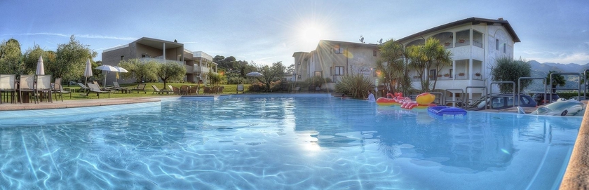 Imagen de la piscina del Hotel Bella And Restaurant. Foto 16