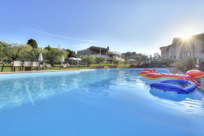 Imagen de la piscina del Hotel Bella And Restaurant. Foto 17