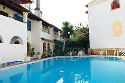 Imagen de la piscina del Hotel Bella Grecia Aparthotel. Foto 3
