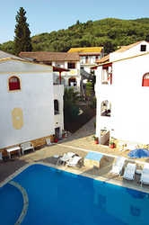 Imagen de la piscina del Hotel Bella Grecia Aparthotel. Foto 5