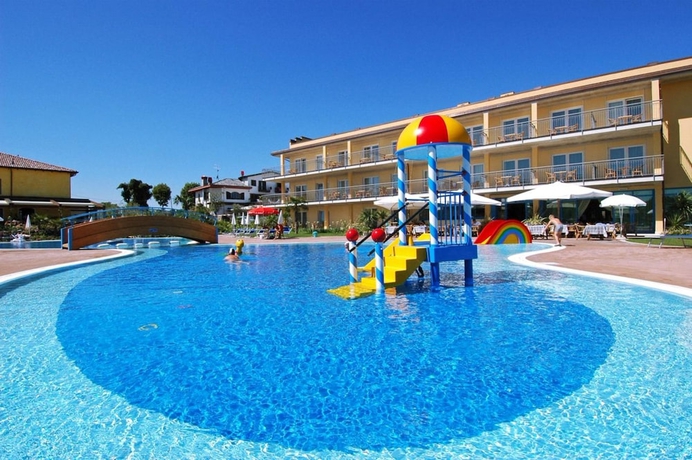 Imagen de la piscina del Hotel Bella Italia, Peschiera del Garda. Foto 18