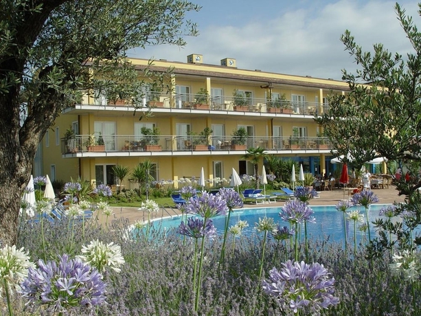 Imagen de la piscina del Hotel Bella Italia, Peschiera del Garda. Foto 19