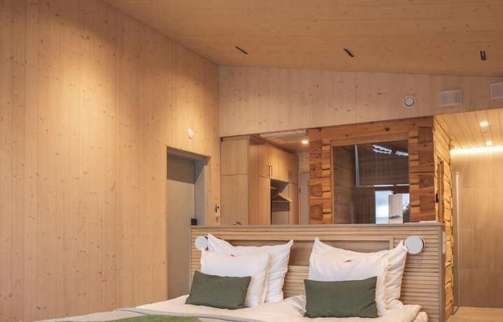 Imagen de la habitación del Hotel Bella Lake Resort. Foto 1