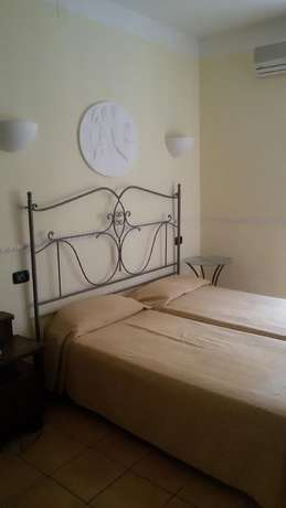 Imagen de la habitación del Hotel Bella Napoli, Agrigento. Foto 11