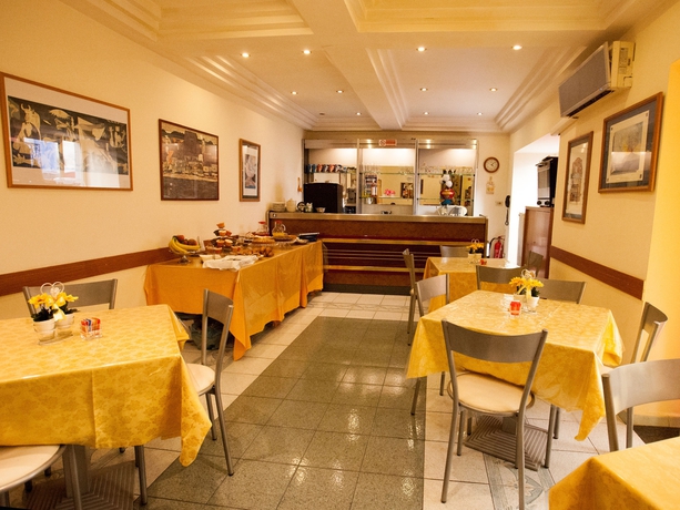 Imagen del bar/restaurante del Hotel Bella Napoli. Foto 3