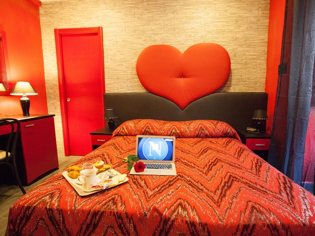 Imagen de la habitación del Hotel Bella Napoli. Foto 5