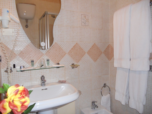 Imagen de la habitación del Hotel Bella Napoli. Foto 13