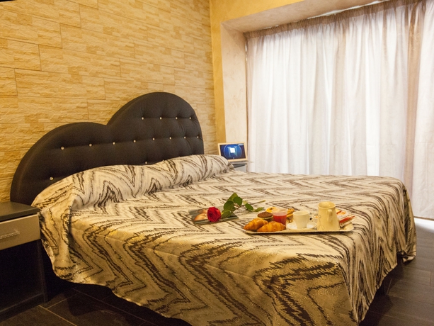 Imagen de la habitación del Hotel Bella Napoli. Foto 14