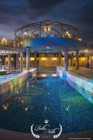 Imagen de la piscina del Hotel Bella Nella. Foto 15