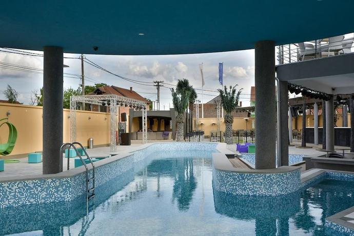 Imagen de la piscina del Hotel Bella Nella. Foto 16