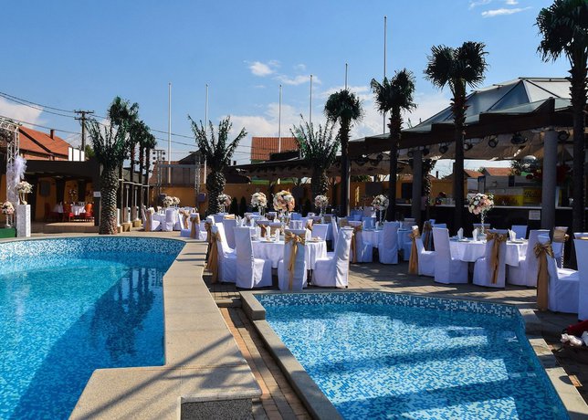 Imagen de la piscina del Hotel Bella Nella. Foto 17